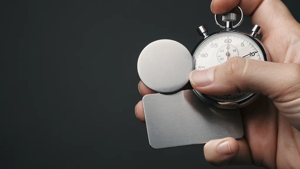Gros plan sur une main tenant un chronomètre et un jeton métallique, suggérant la nécessité de garder des preuves et un accord avant de payer.
