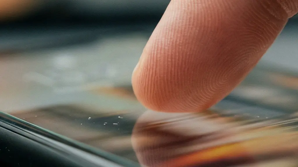 Main traçant un schema simplifie sur un ecran de smartphone, illustrant la methode du croquis d'accident pour l'assurance auto