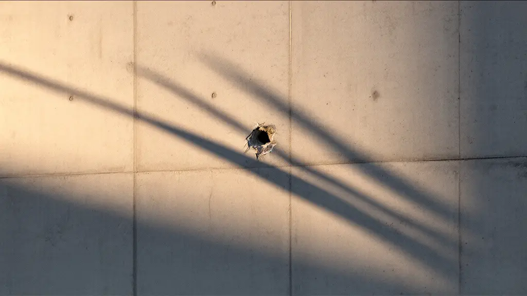Environnement minimaliste avec mur de béton et ombre progressive symbolisant l'impact temporel d'un petit accident