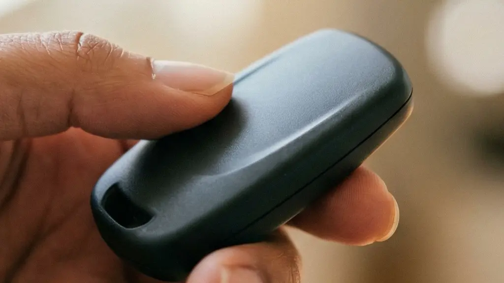 Main tenant délicatement une clé de voiture dans une lumière douce et chaleureuse, évoquant la sérénité et la confiance liées à une bonne couverture d'assurance